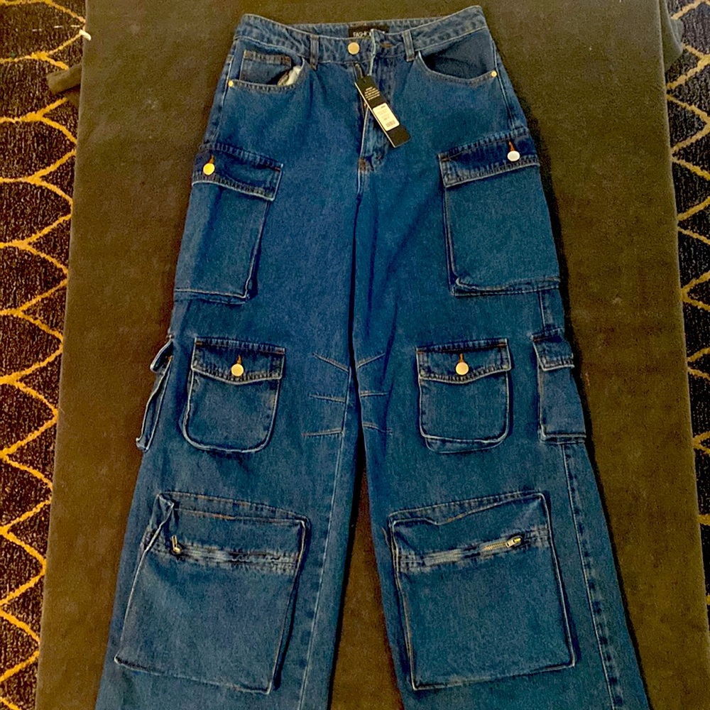 Women’s wide leg cargo pants. Size 11. Brand new
